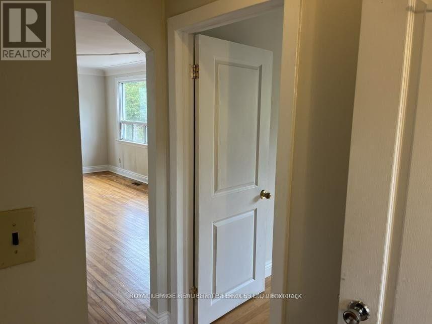 235 Lakeshore Road W, Oakville (Co Central), Ontario  L6K 1E9 - Photo 18 - W12877544