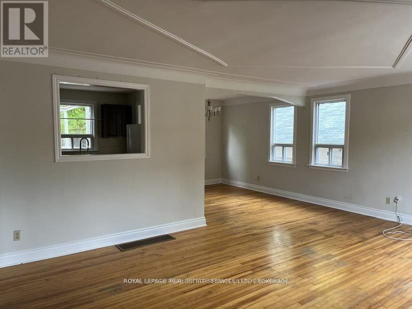 235 Lakeshore Road W, Oakville (Co Central), Ontario  L6K 1E9 - Photo 4 - W12877544