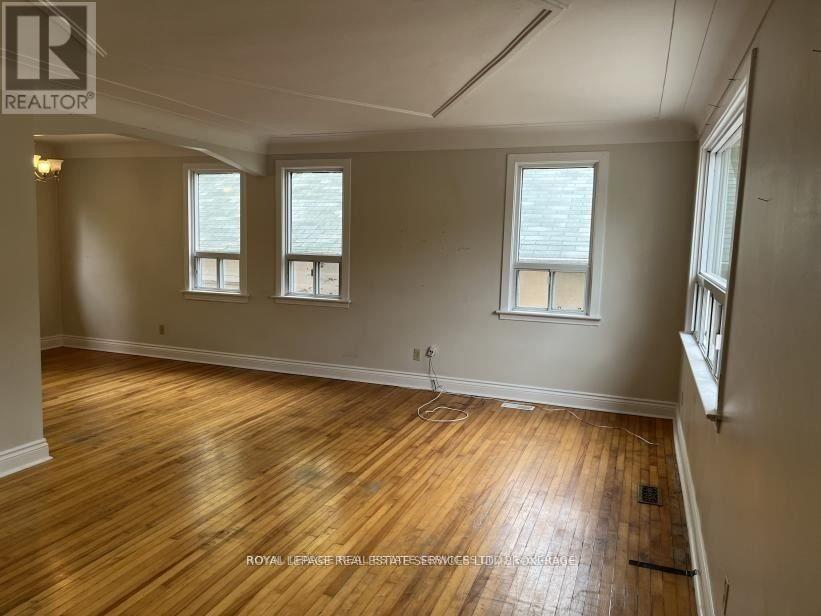 235 Lakeshore Road W, Oakville (Co Central), Ontario  L6K 1E9 - Photo 6 - W12877544