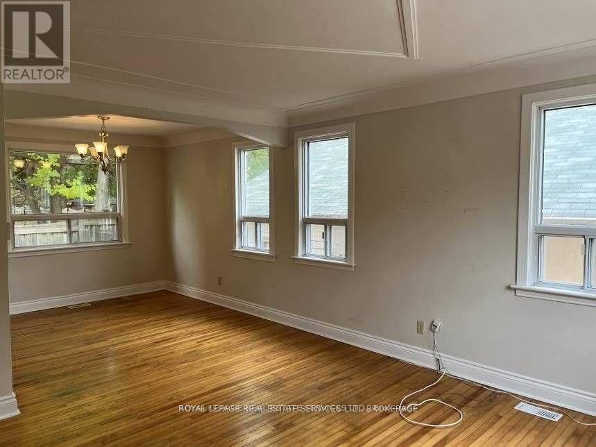 235 Lakeshore Road W, Oakville (Co Central), Ontario  L6K 1E9 - Photo 7 - W12877544