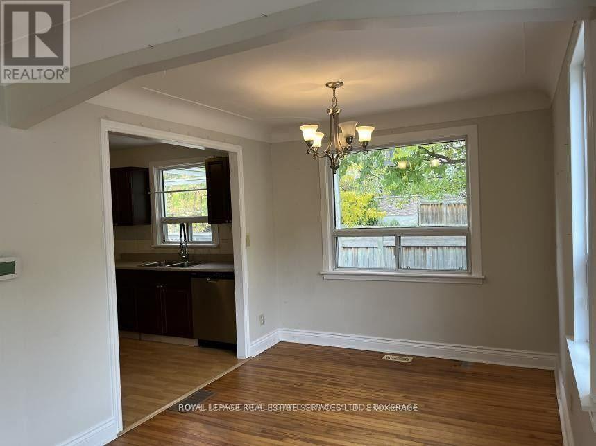 235 Lakeshore Road W, Oakville (Co Central), Ontario  L6K 1E9 - Photo 9 - W12877544