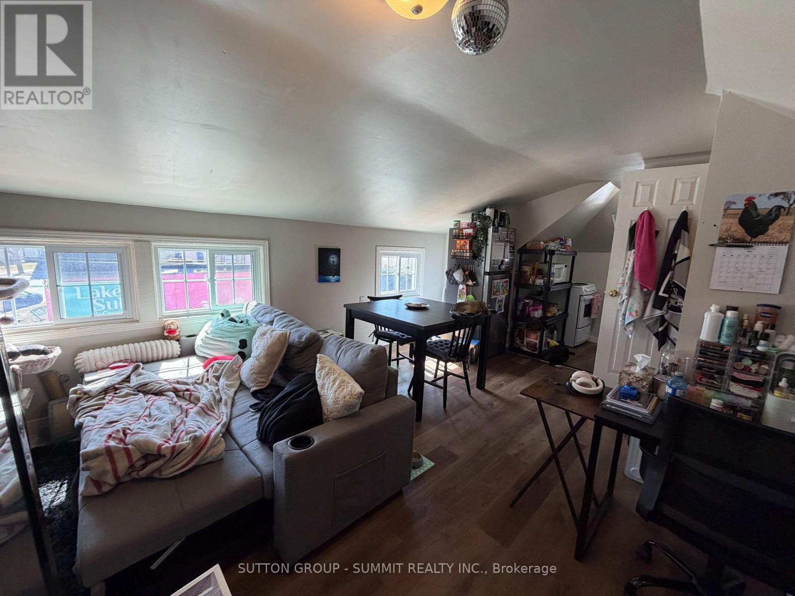 Upper - 155 1/2 Lake Street, St. Catharines (Downtown), Ontario  L2R 5Y5 - Photo 2 - X12877552