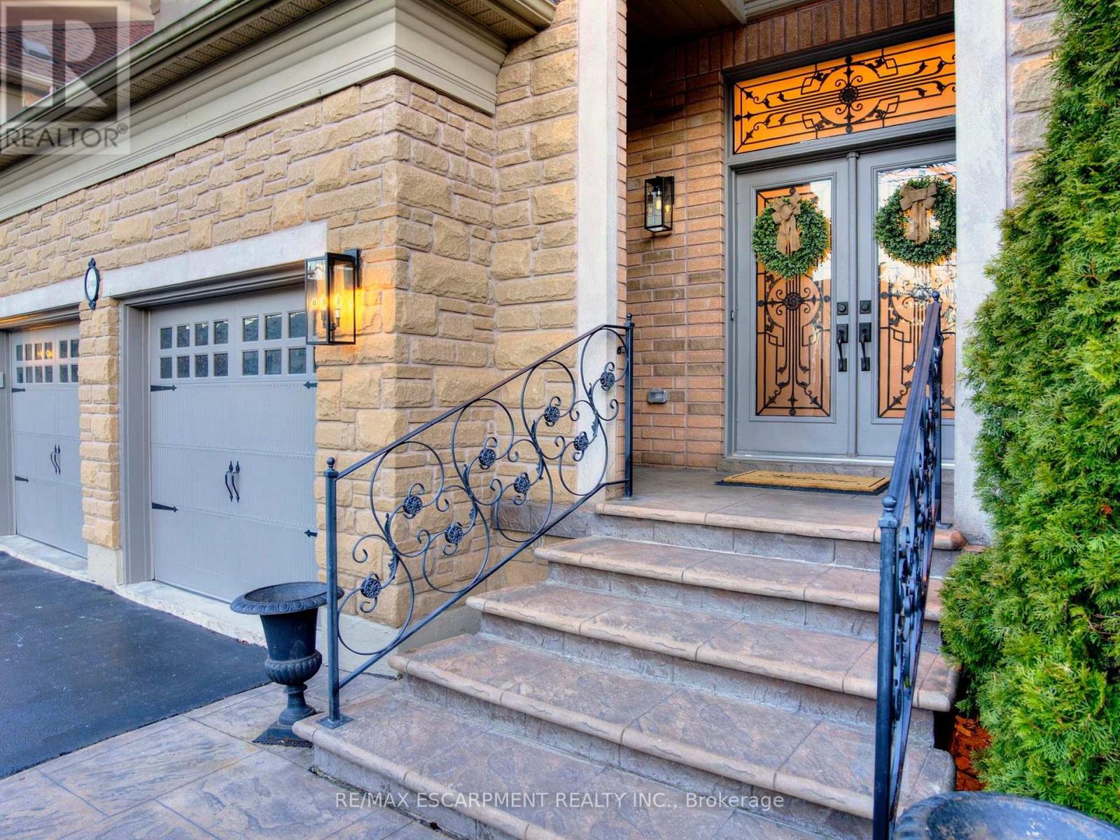 3340 Mistwell Crescent, Oakville, Ontario  L6L 0A3 - Photo 4 - W12872640