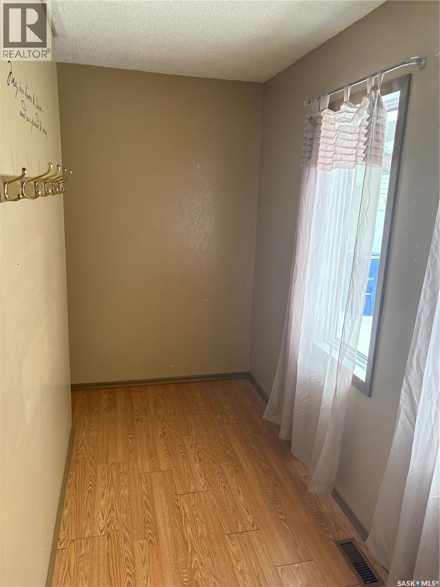 515 King Street, Weyburn, Saskatchewan  S4H 0P8 - Photo 4 - SK030330