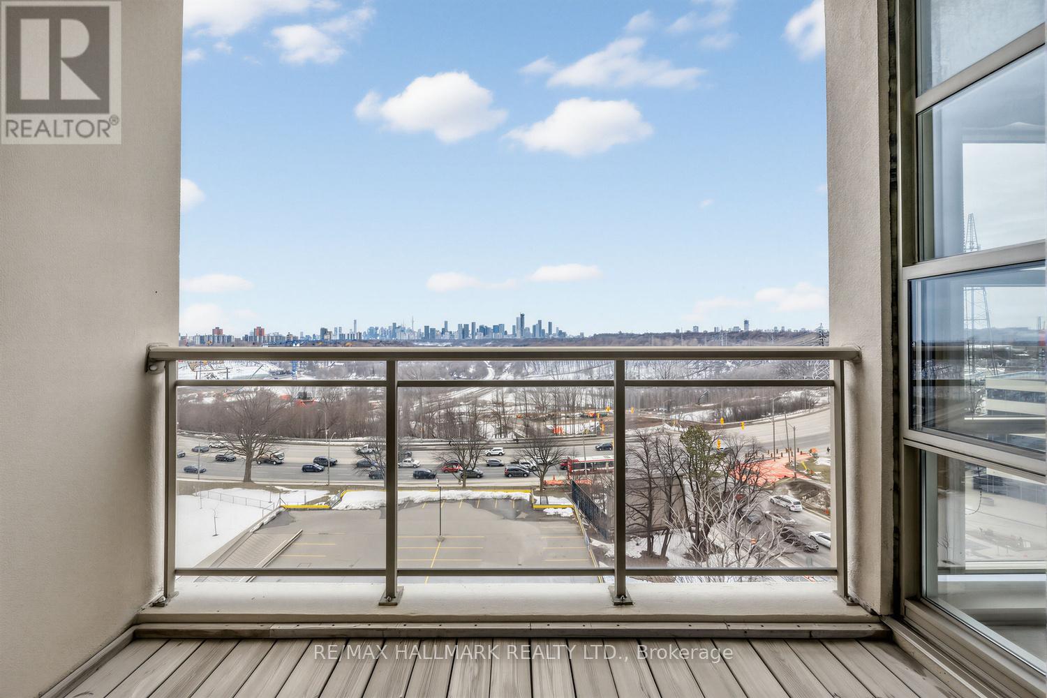 724 - 1 Leaside Park Drive, Toronto (Thorncliffe Park), Ontario  M4H 1R1 - Photo 2 - C12847294