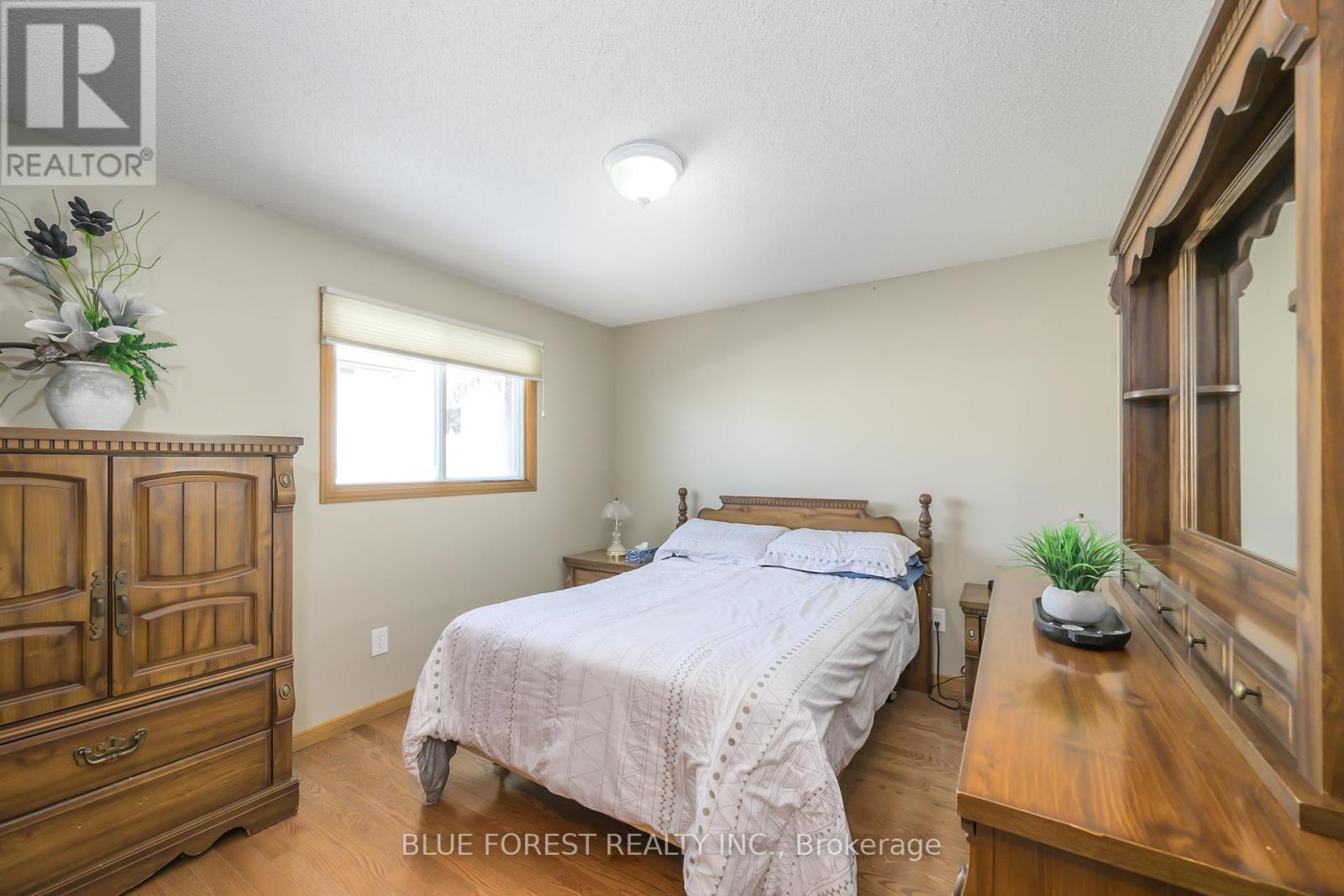 36 Golfdale Crescent, London South, Ontario  N6C 5P1 - Photo 10 - X12877810