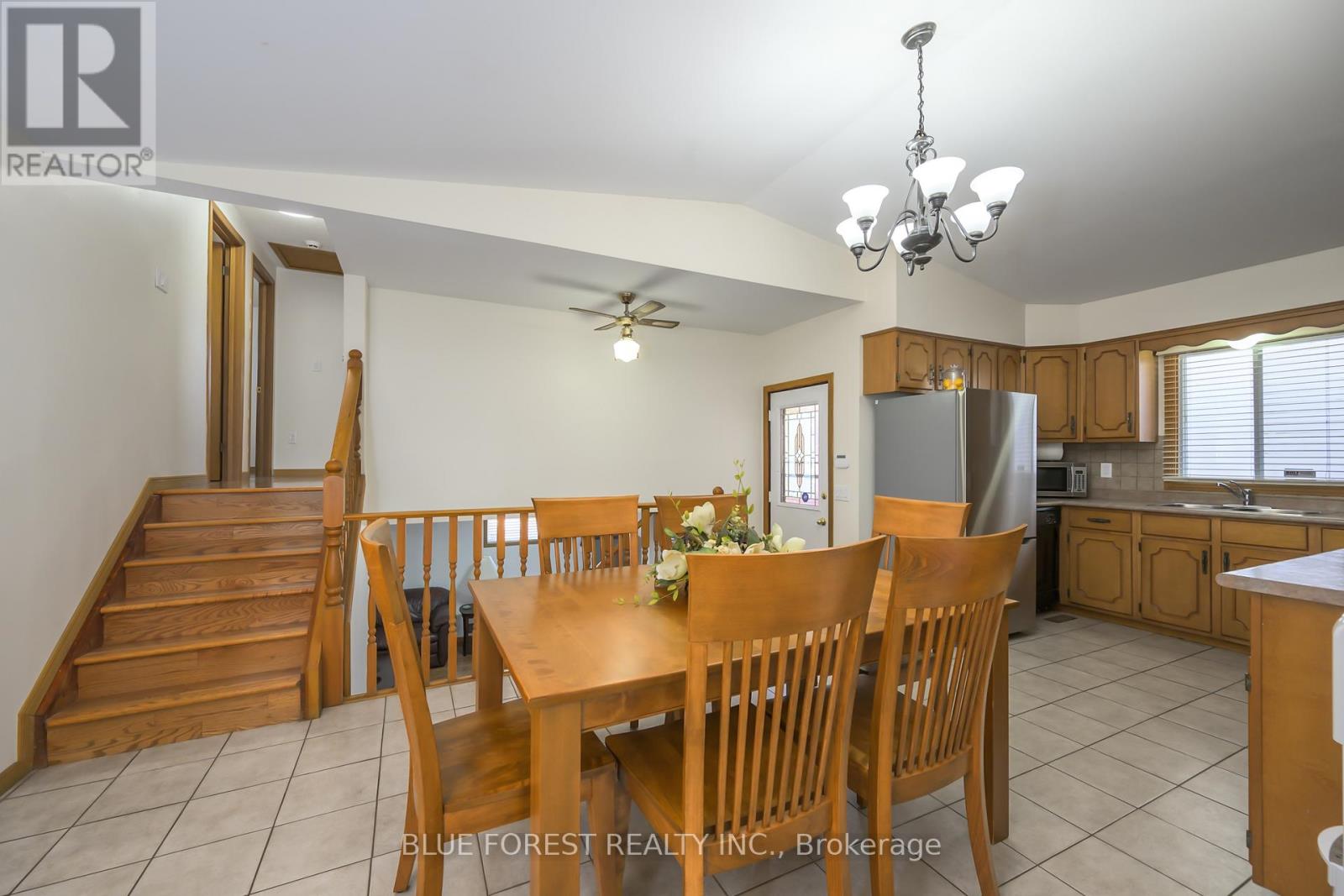 36 Golfdale Crescent, London South, Ontario  N6C 5P1 - Photo 6 - X12877810