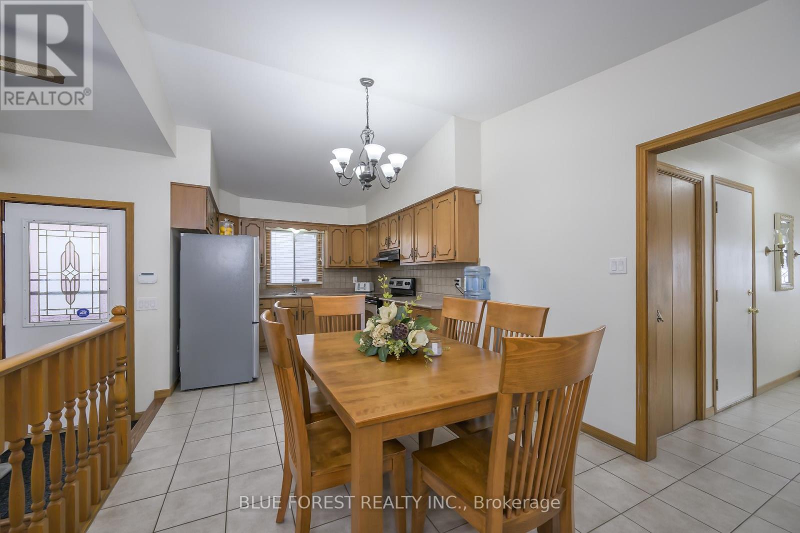 36 Golfdale Crescent, London South, Ontario  N6C 5P1 - Photo 7 - X12877810