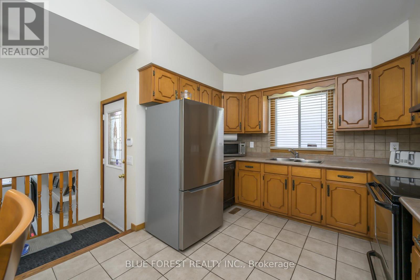 36 Golfdale Crescent, London South, Ontario  N6C 5P1 - Photo 8 - X12877810