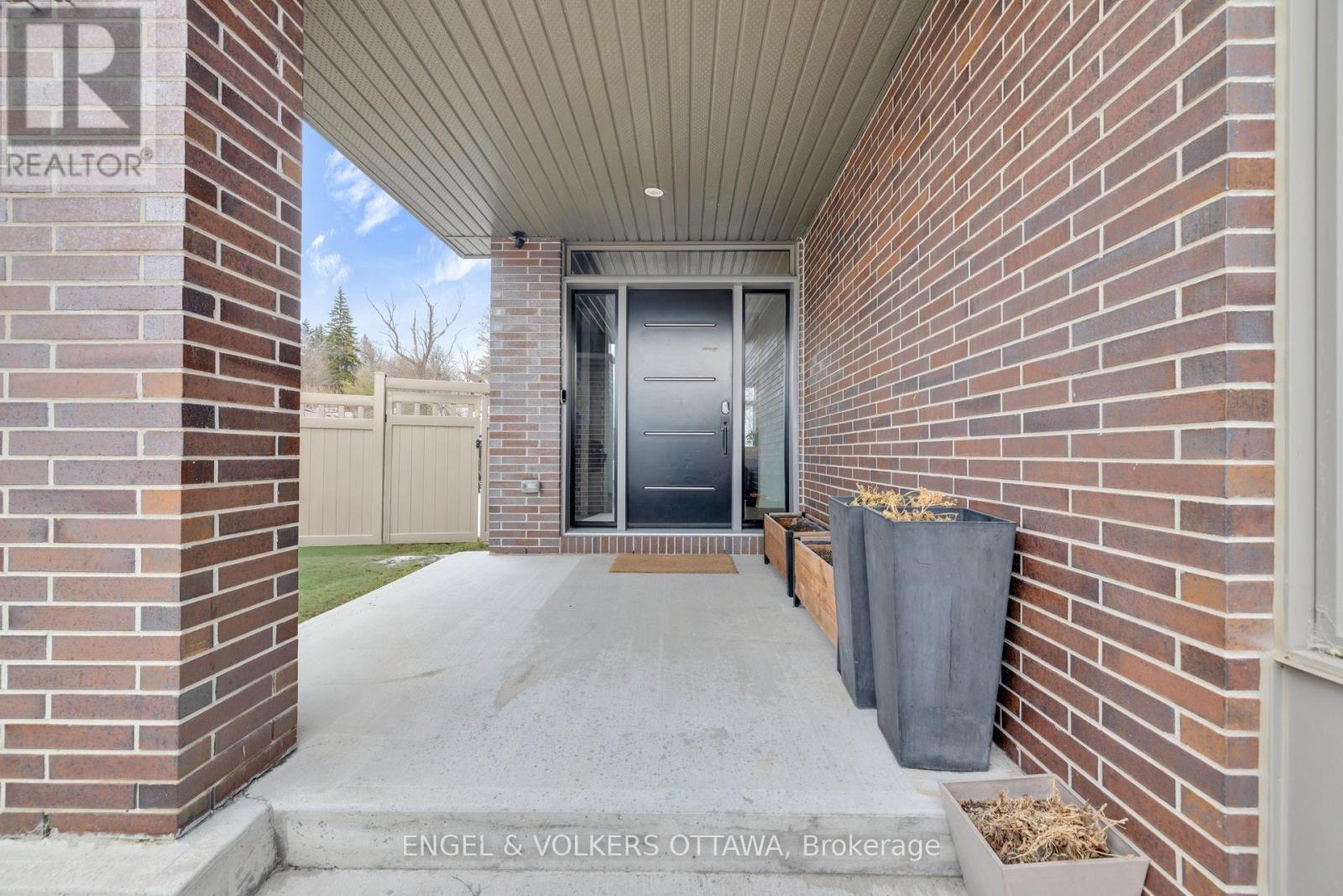 157 Avro Circle, Ottawa, Ontario  K1K 4K7 - Photo 3 - X12877856