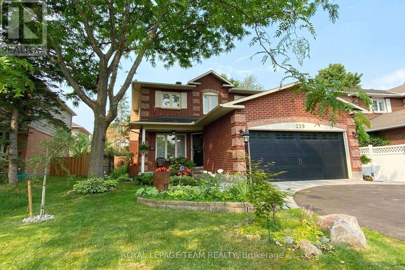 229 Walden Drive, Ottawa, Ontario  K2K 2M3 - Photo 3 - X12877870