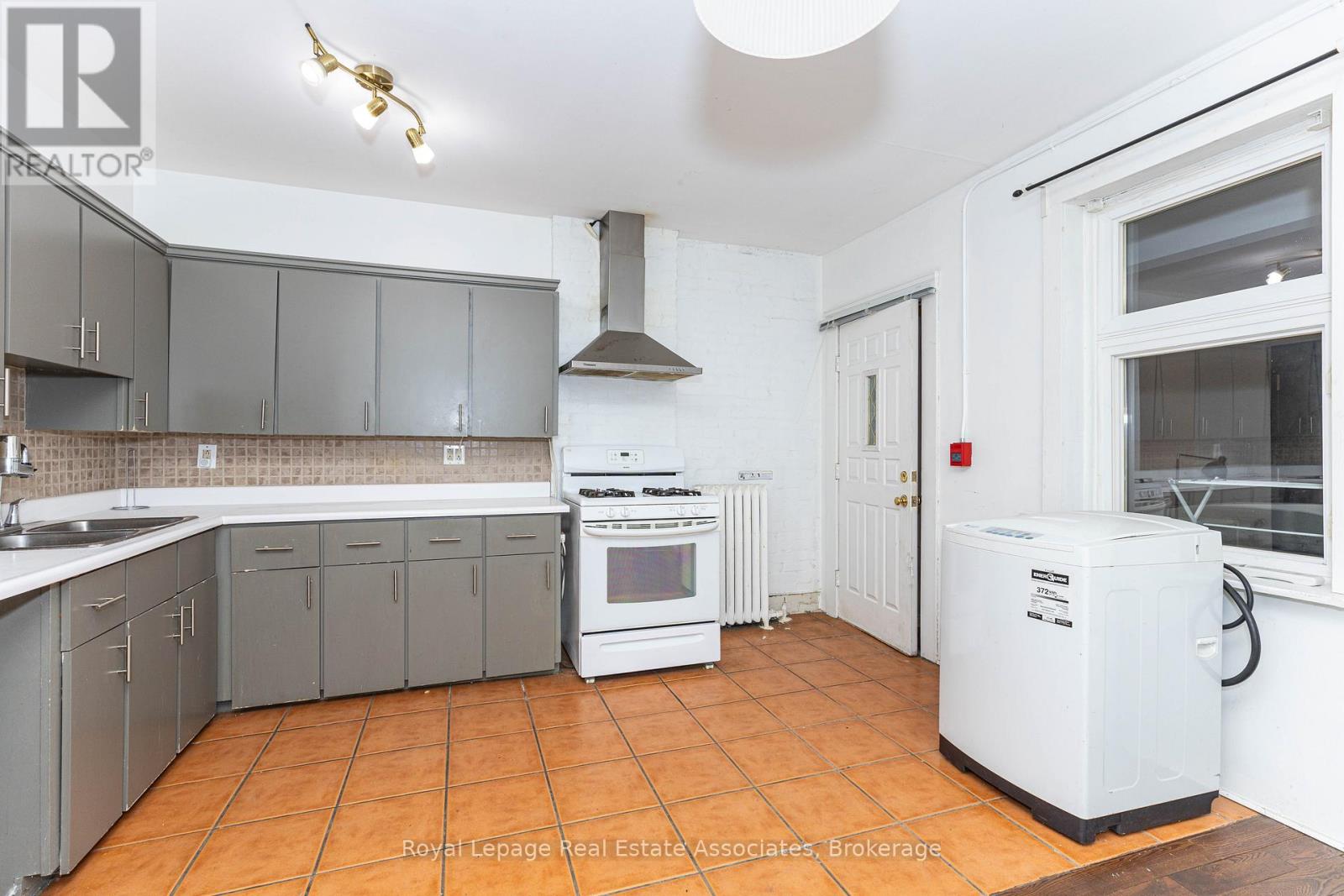 Second Floor - 497 Bloor Street W, Toronto (University), Ontario  M5S 1Y2 - Photo 20 - C12877730