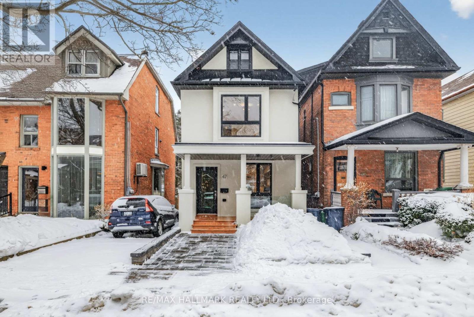 <div class="slider-price">$1,899,000</div><p>47 Harcourt Avenue, Toronto, Ontario</p>