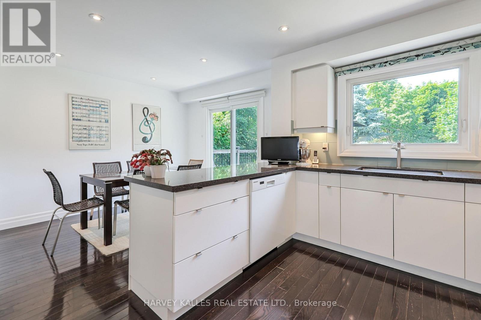 1050 Lindsay Drive, Oakville, Ontario  L6M 3B5 - Photo 13 - W12877798