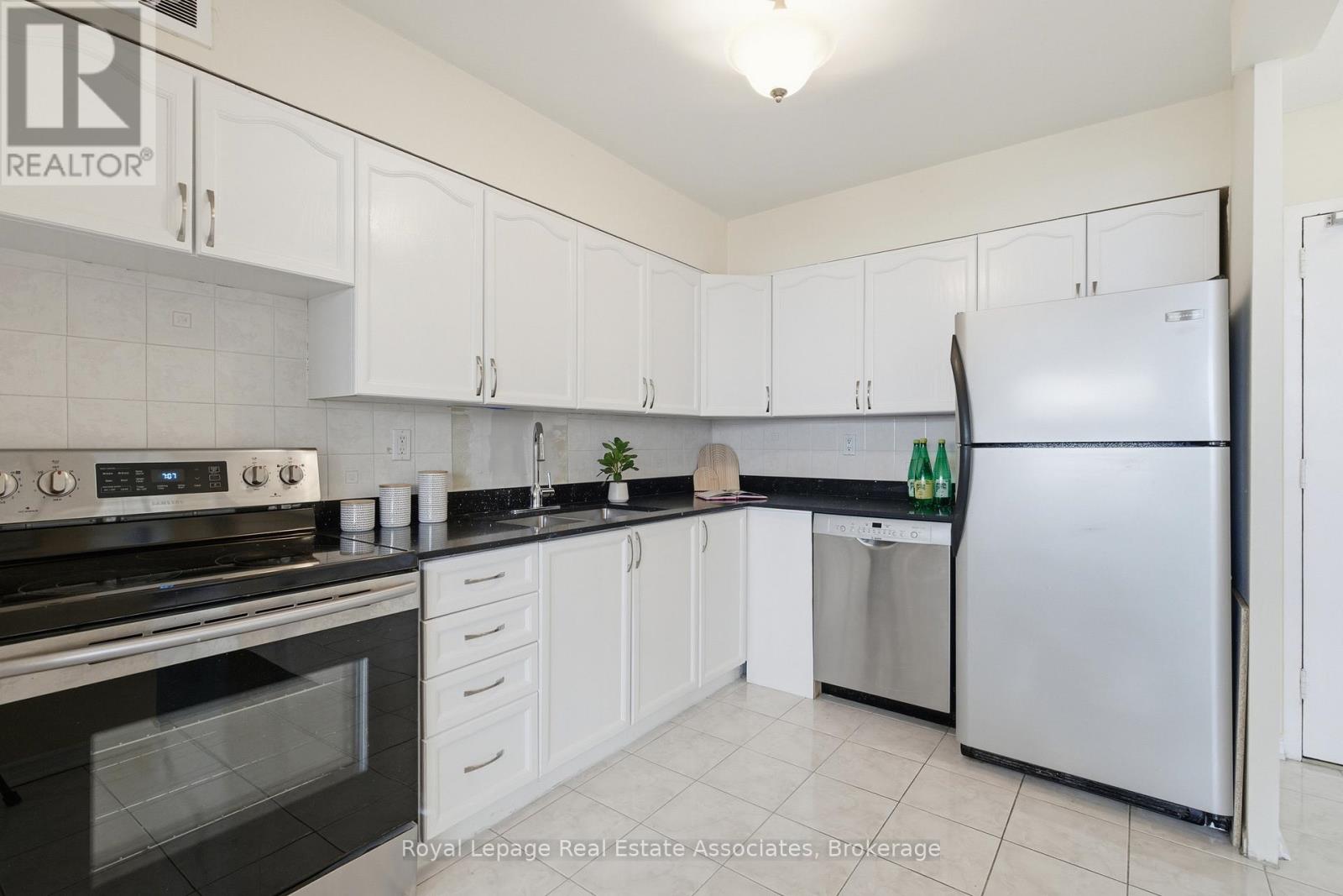 706 - 551 The West Mall, Toronto (Etobicoke West Mall), Ontario  M9C 1G7 - Photo 13 - W12877802