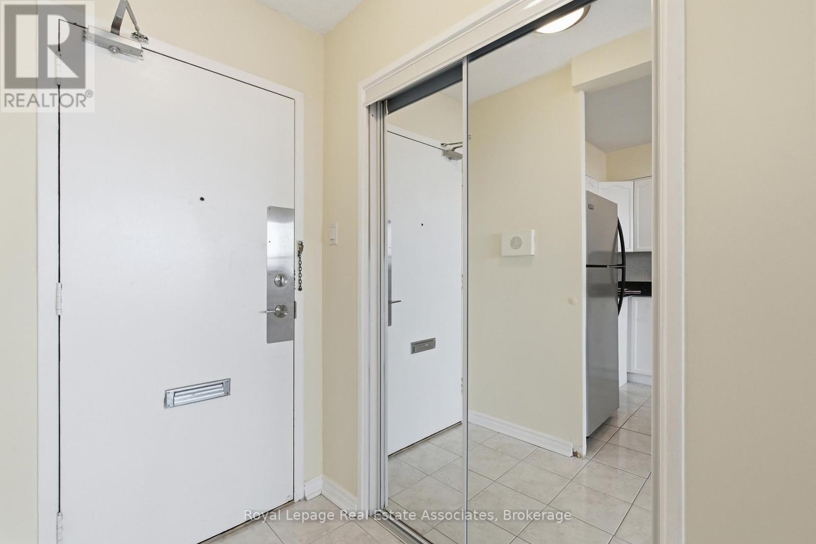 706 - 551 The West Mall, Toronto (Etobicoke West Mall), Ontario  M9C 1G7 - Photo 3 - W12877802