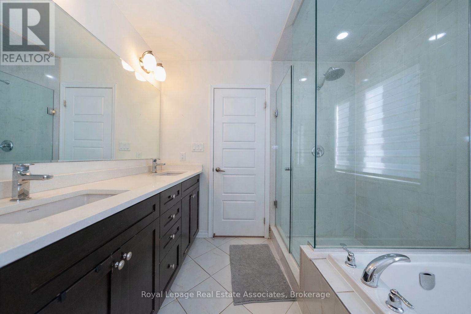 307 Whitlock Avenue, Milton (Fo Ford), Ontario  L9E 1C6 - Photo 12 - W12877722