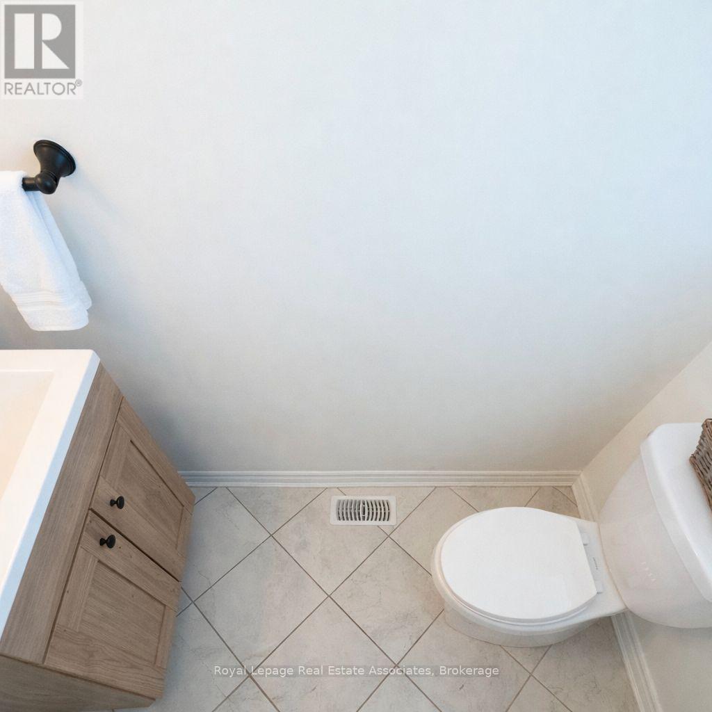 307 Whitlock Avenue, Milton (Fo Ford), Ontario  L9E 1C6 - Photo 5 - W12877722