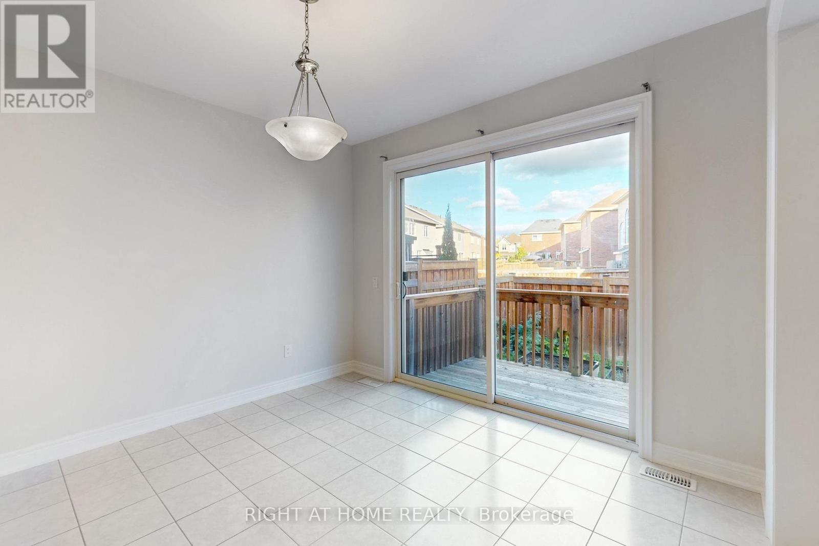 11 Robert Wilson Crescent, Georgina (Keswick South), Ontario  L4P 0G8 - Photo 10 - N12877922