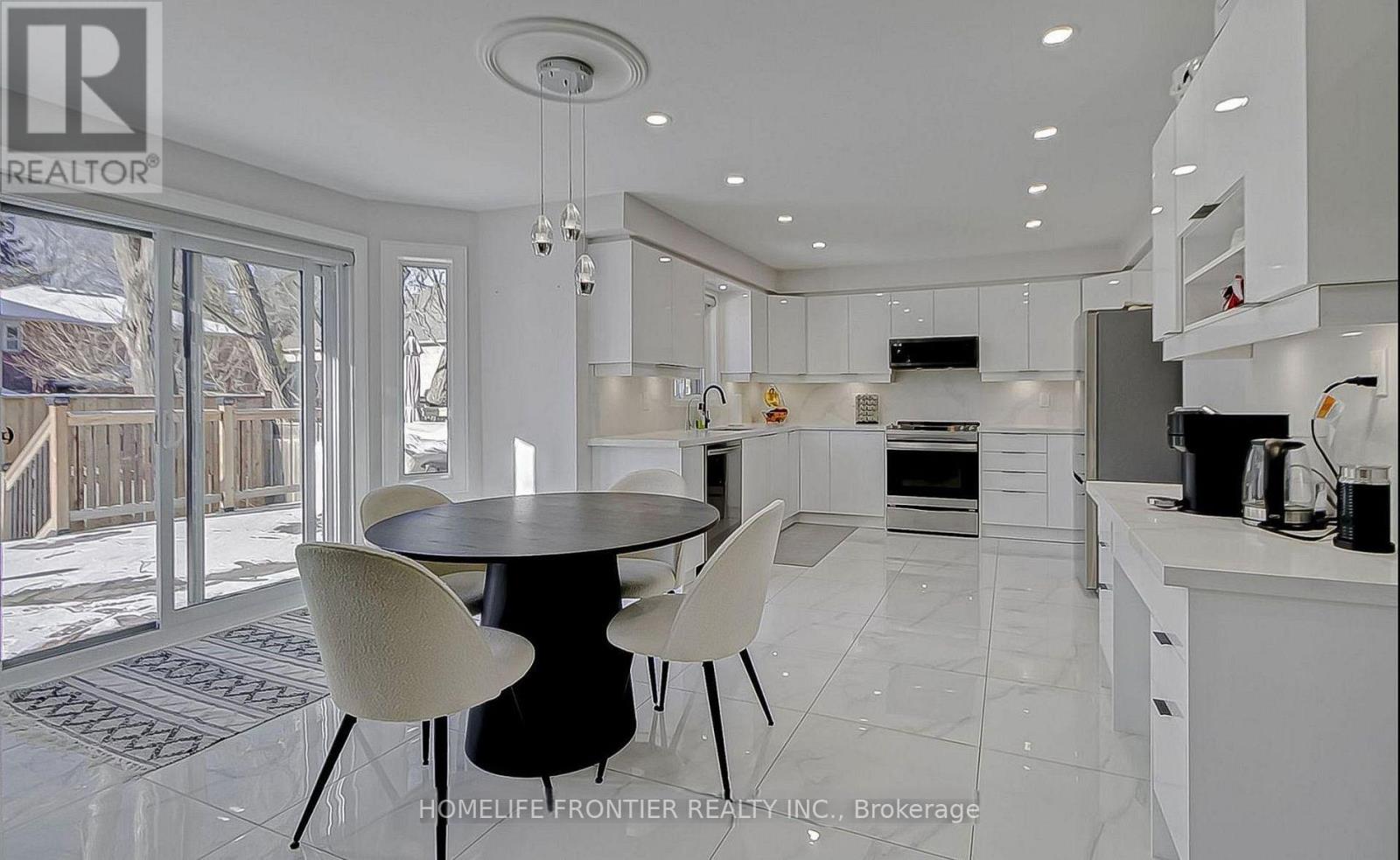 220 Olde Bayview Avenue, Richmond Hill, Ontario  L4E 3C7 - Photo 10 - N12877972