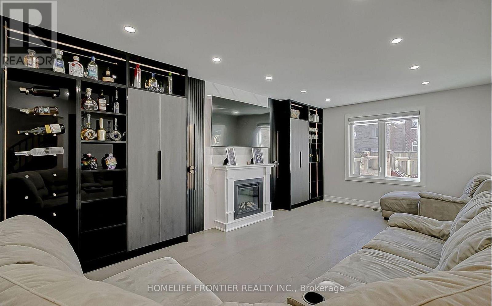 220 Olde Bayview Avenue, Richmond Hill, Ontario  L4E 3C7 - Photo 3 - N12877972