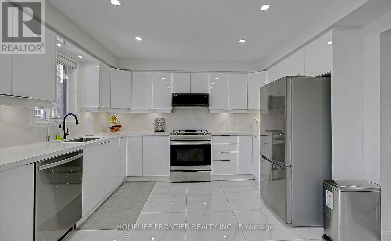 220 Olde Bayview Avenue, Richmond Hill, Ontario  L4E 3C7 - Photo 9 - N12877972