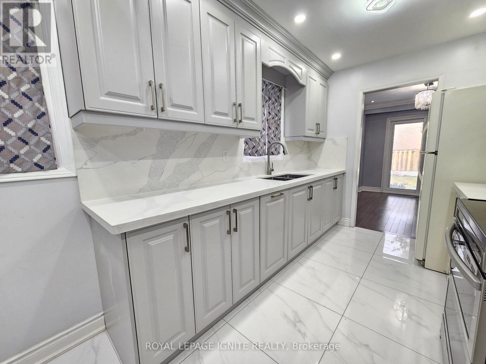 17 St Emilion Way, Toronto, Ontario  M9V 5A5 - Photo 9 - W12877888