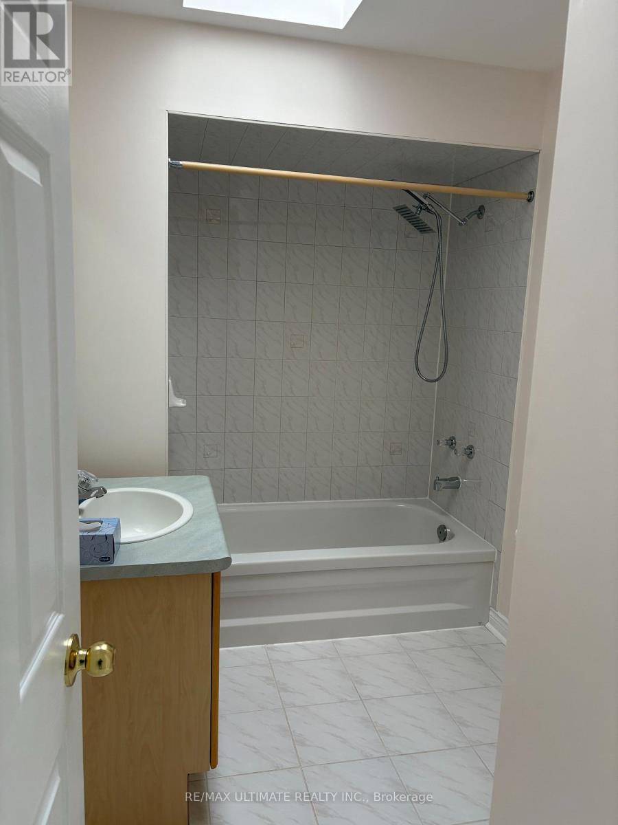 Main - 27 Venn Crescent, Toronto (Keelesdale-Eglinton West), Ontario  M6M 1S5 - Photo 4 - W12877916