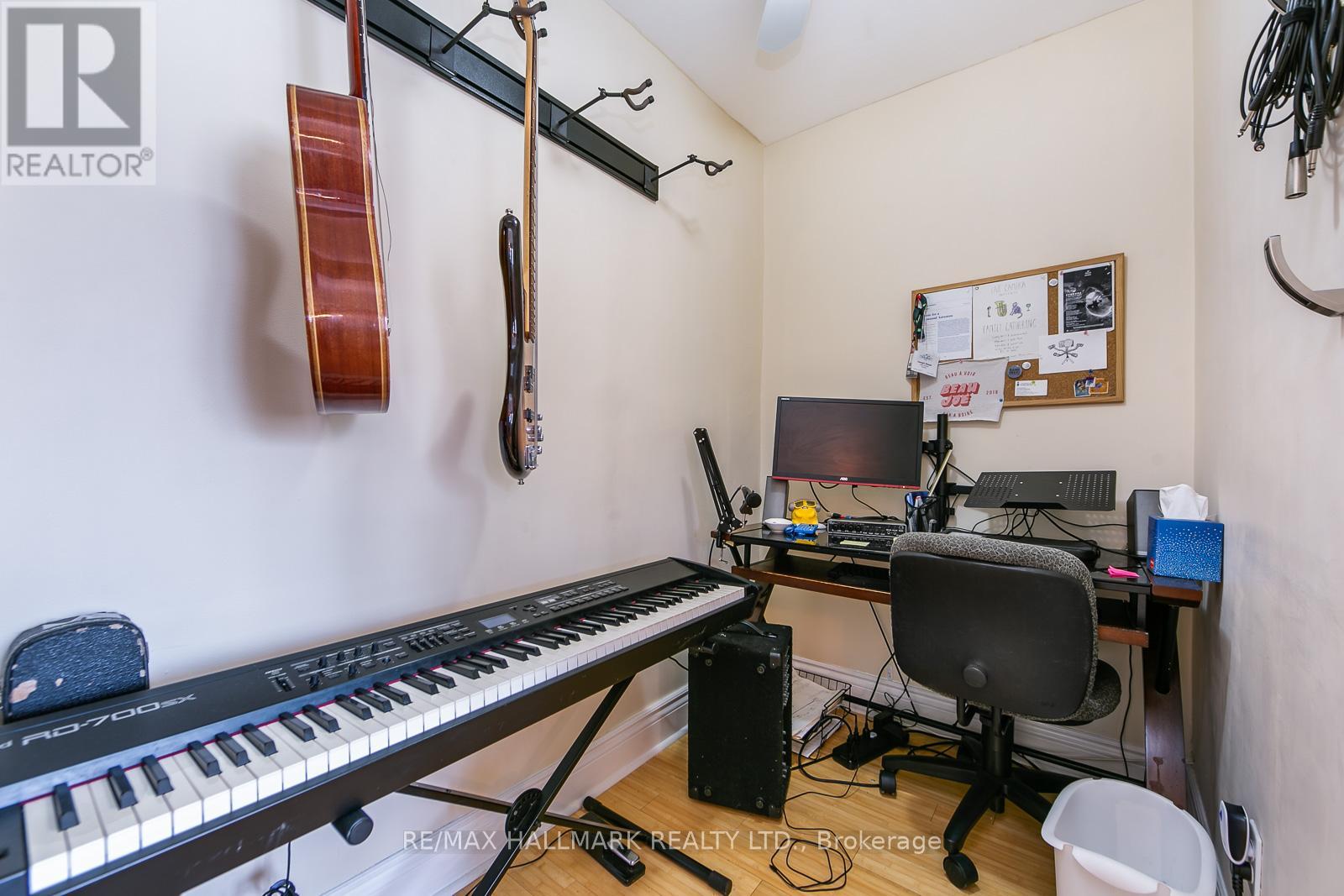 Upper - 96 Hertle Avenue, Toronto, Ontario  M4L 2T4 - Photo 10 - E12863116