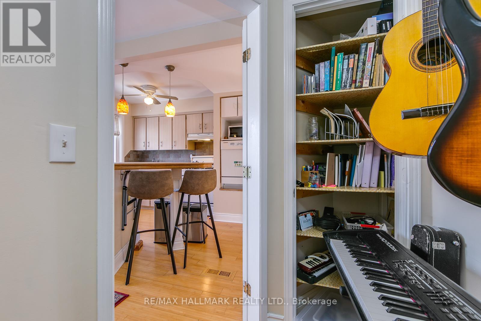 Upper - 96 Hertle Avenue, Toronto, Ontario  M4L 2T4 - Photo 11 - E12863116