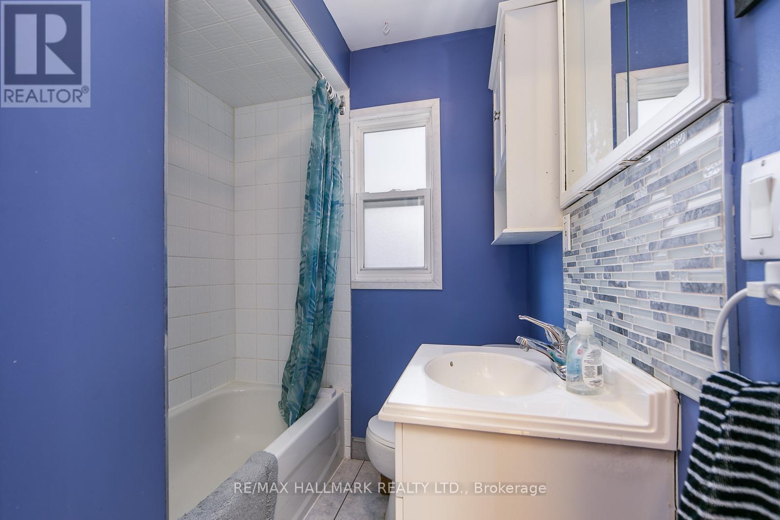 Upper - 96 Hertle Avenue, Toronto, Ontario  M4L 2T4 - Photo 17 - E12863116