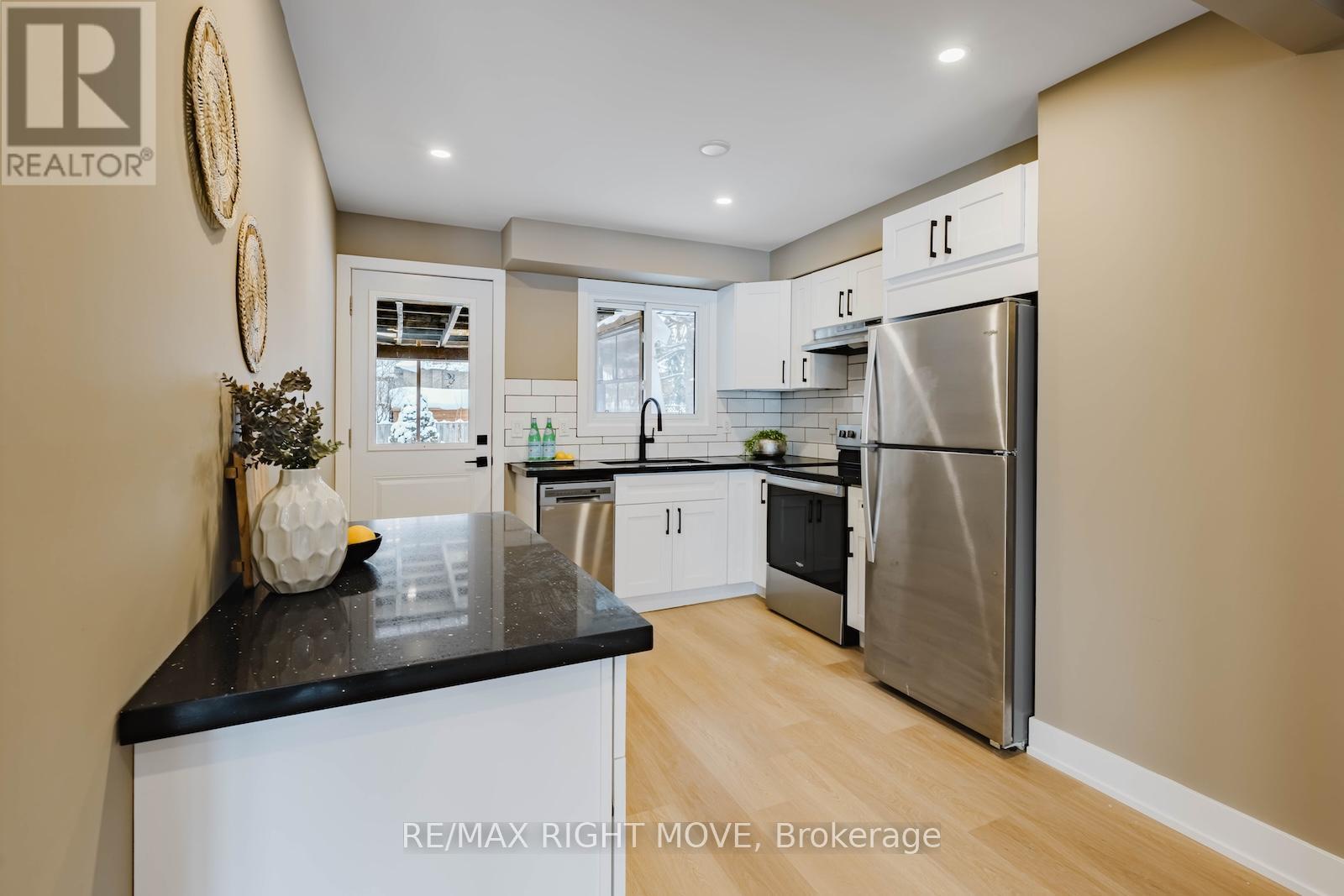 198 Rose Street, Barrie (Wellington), Ontario  L4M 2T9 - Photo 3 - S12810320