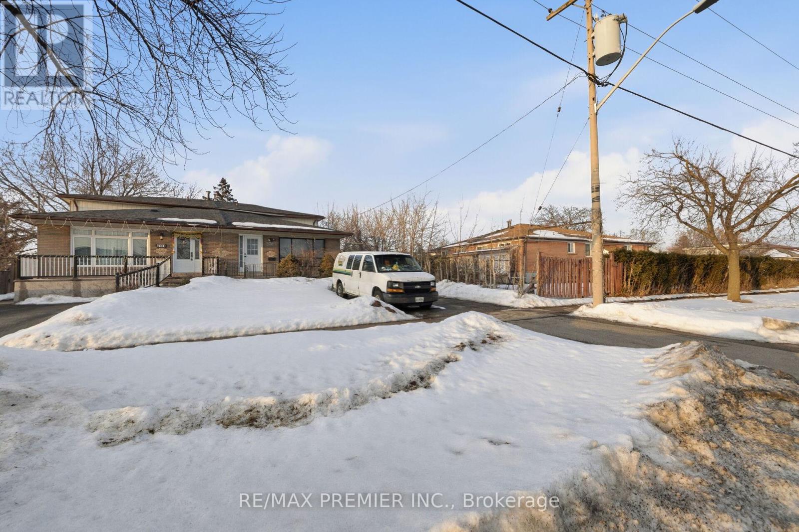 3783 Morning Star Drive, Mississauga (Malton), Ontario  L4T 1Y6 - Photo 5 - W12798352