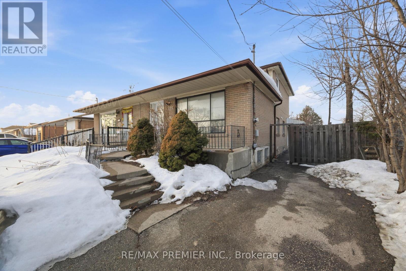 3783 Morning Star Drive, Mississauga (Malton), Ontario  L4T 1Y6 - Photo 7 - W12798352