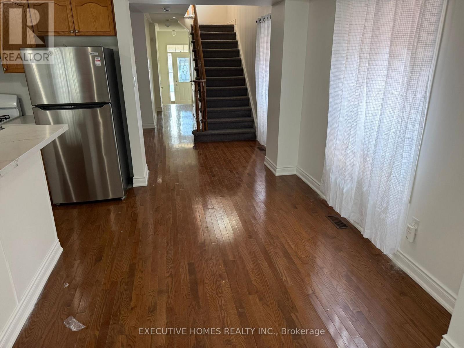 100 Sandcherry Crescent, Brampton (Sandringham-Wellington), Ontario  L6R 3B2 - Photo 6 - W12812888