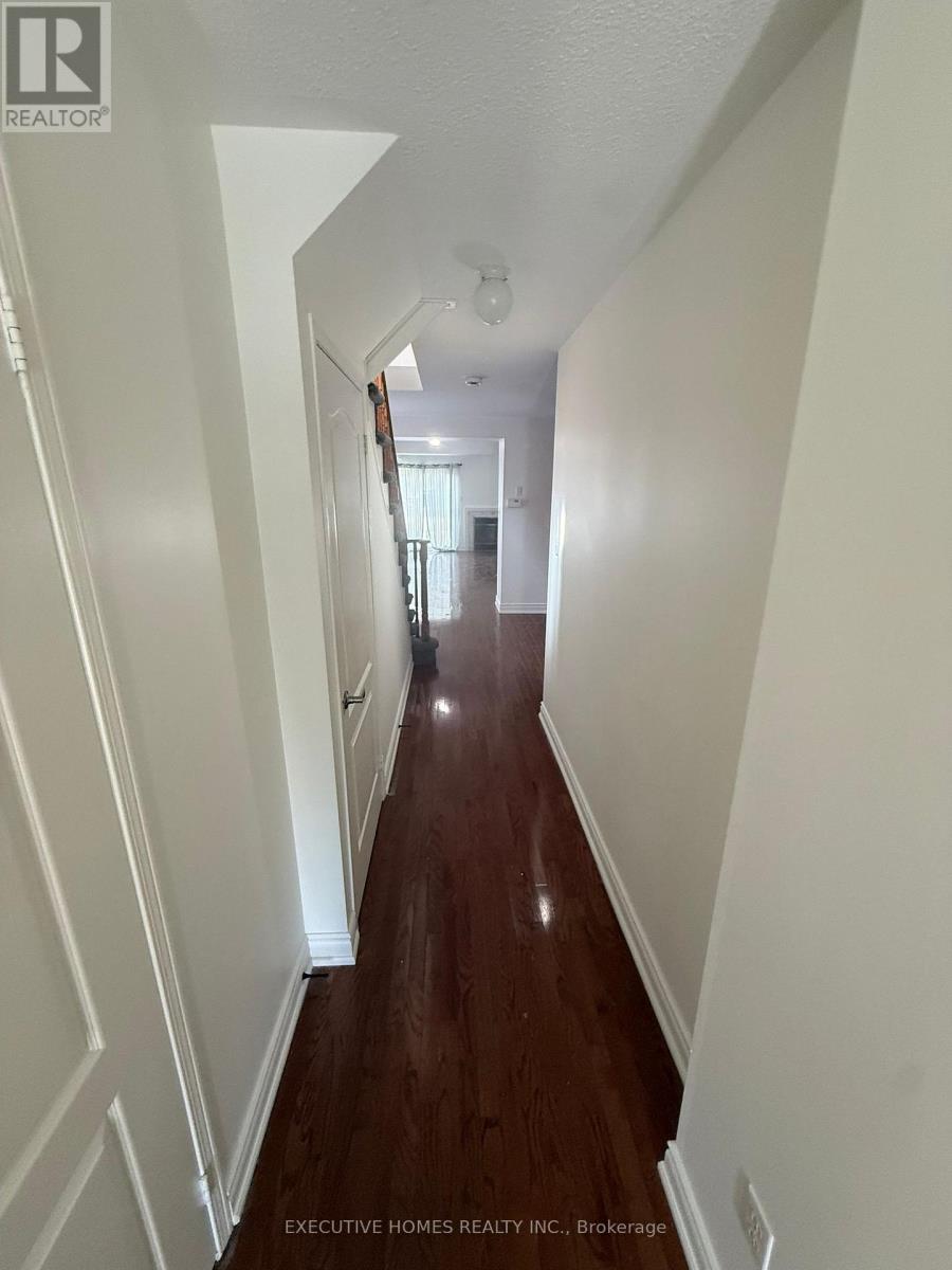 100 Sandcherry Crescent, Brampton (Sandringham-Wellington), Ontario  L6R 3B2 - Photo 3 - W12812888