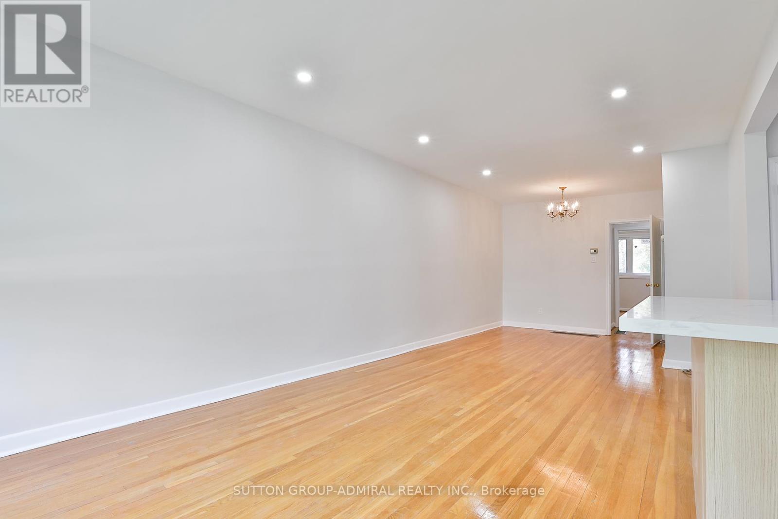 264 Mcconvey Drive, Richmond Hill (Crosby), Ontario  L4C 3K2 - Photo 3 - N12878162