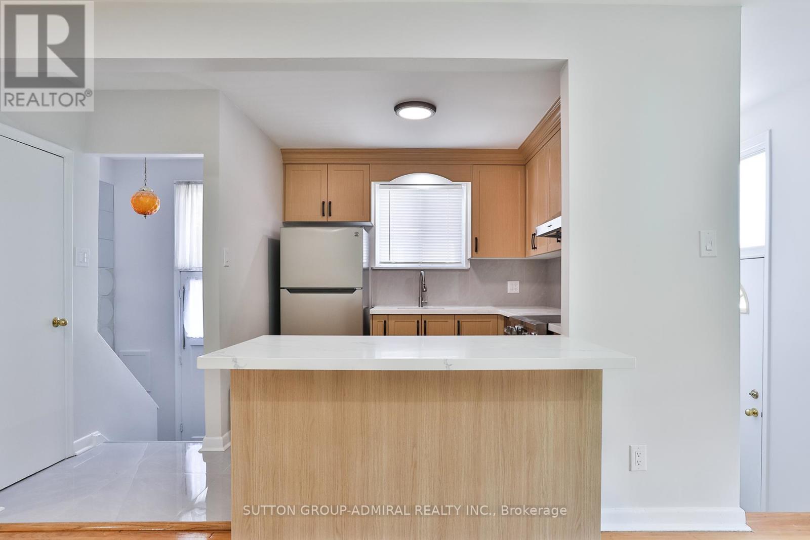 264 Mcconvey Drive, Richmond Hill (Crosby), Ontario  L4C 3K2 - Photo 6 - N12878162