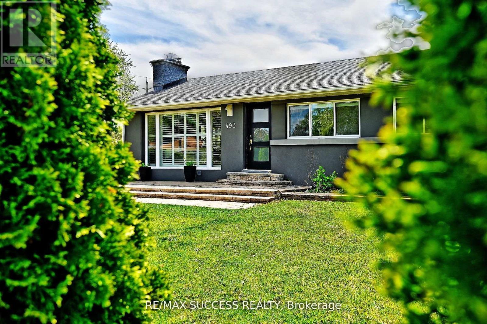 492 Sherin Drive, Oakville, Ontario  L6L 4J8 - Photo 3 - W12878136