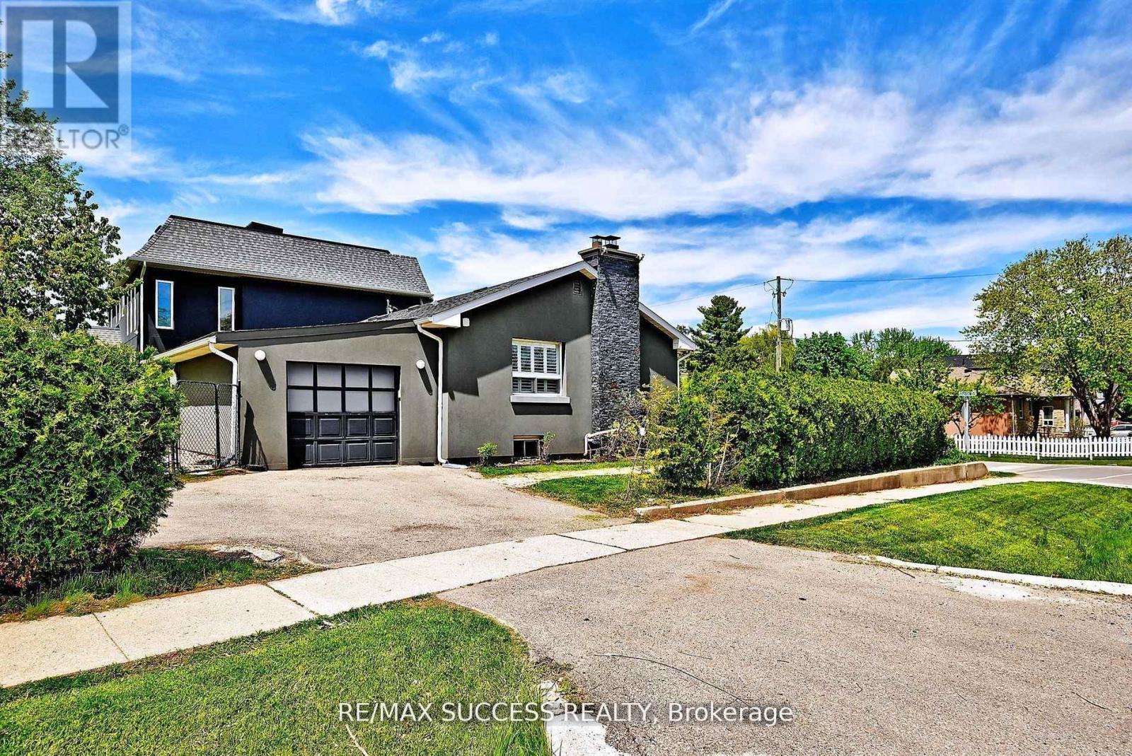 492 Sherin Drive, Oakville, Ontario  L6L 4J8 - Photo 4 - W12878136