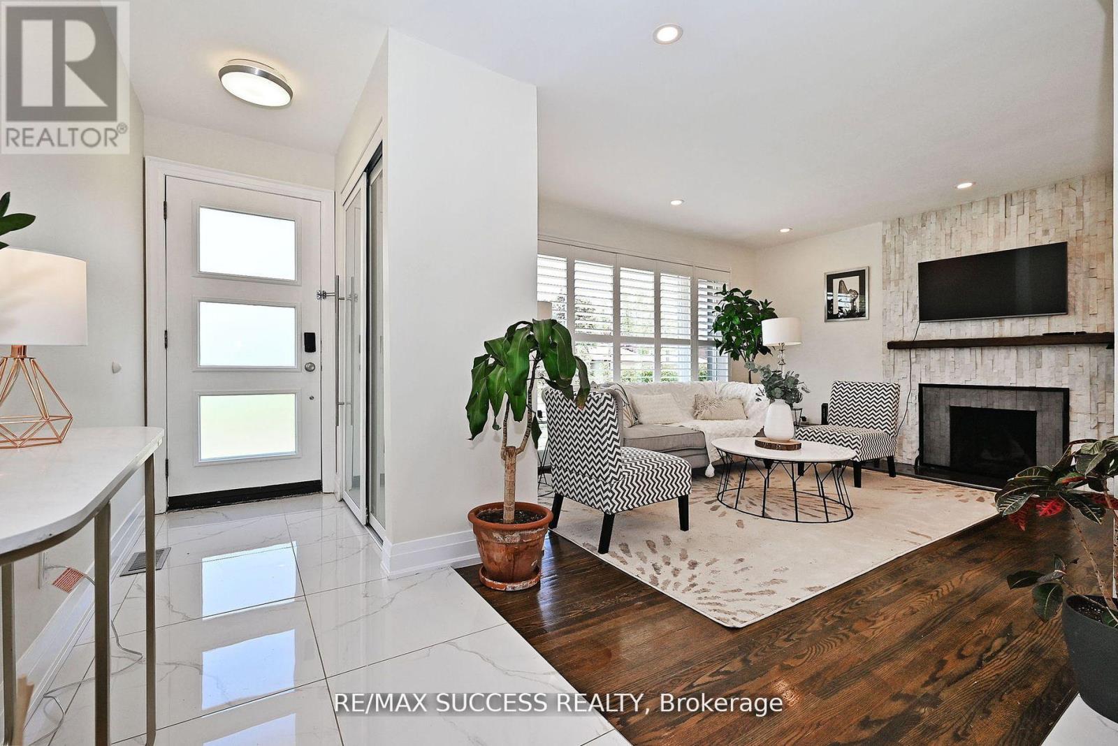 492 Sherin Drive, Oakville, Ontario  L6L 4J8 - Photo 6 - W12878136