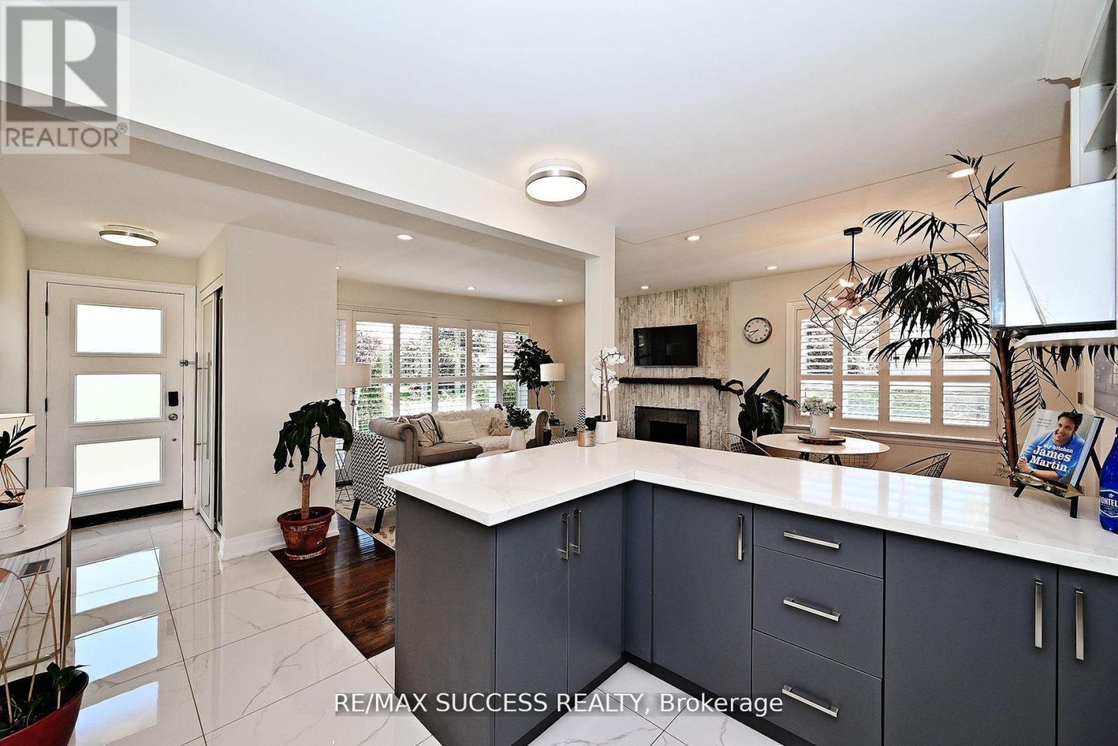 492 Sherin Drive, Oakville, Ontario  L6L 4J8 - Photo 7 - W12878136