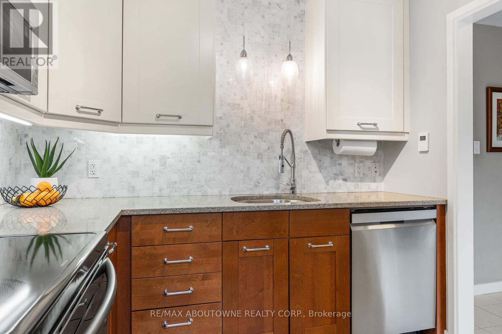 71 Sarah Lane, Oakville, Ontario  L6L 3V2 - Photo 9 - W12878144