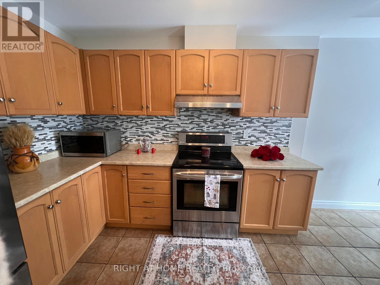 9 - 22 Liddycoat Lane, Hamilton, Ontario  L9G 0A7 - Photo 2 - X12878044