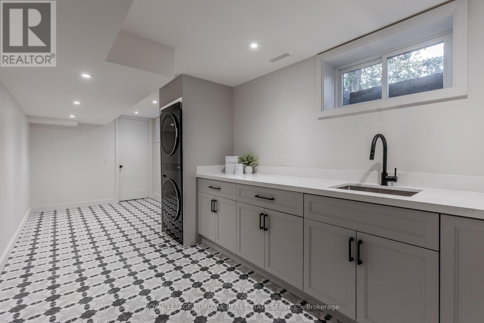 3029 Eva Drive, Burlington, Ontario  L7N 2K3 - Photo 25 - W12877578