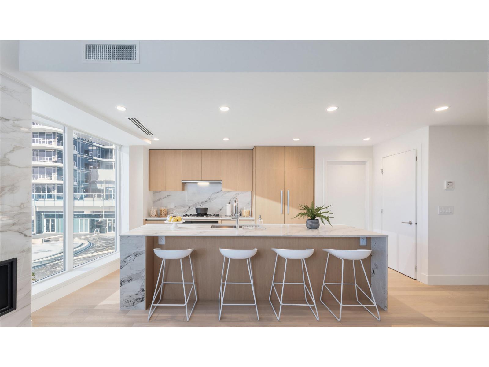 201 1475 Foster Street, Surrey, British Columbia  V4B 3W7 - Photo 1 - R3099342