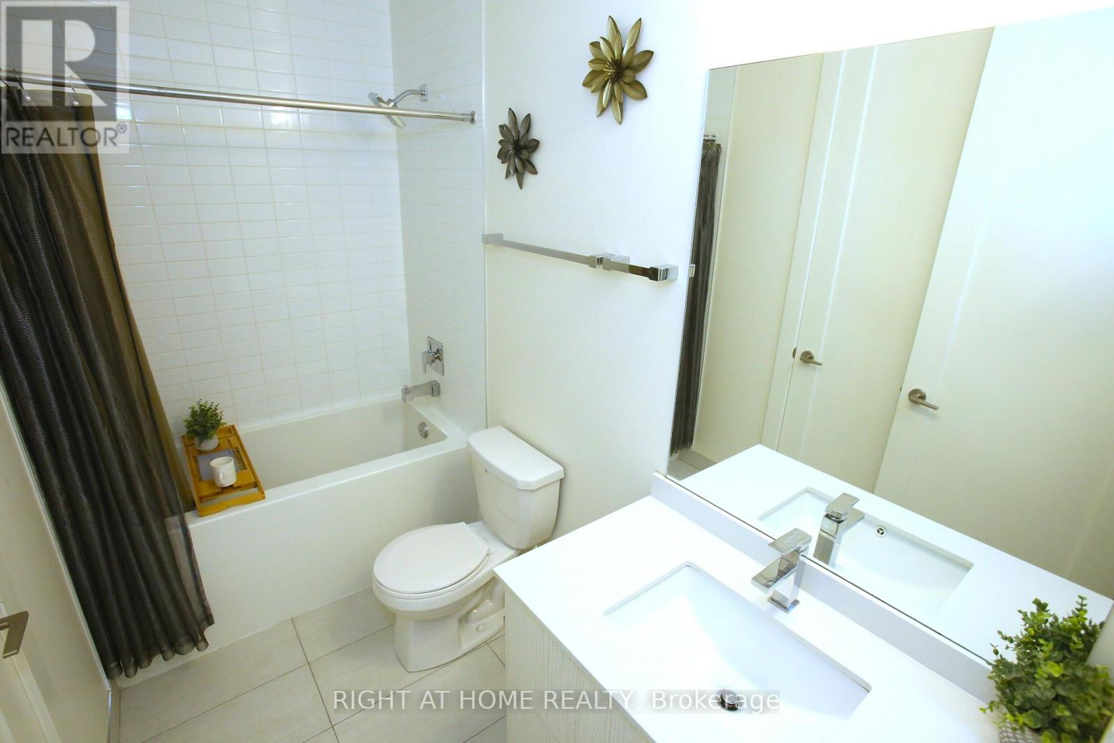 210 - 330 Richmond Street W, Toronto, Ontario  M5V 1X2 - Photo 24 - C12878332