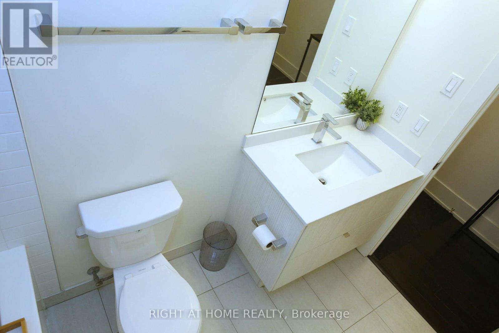 210 - 330 Richmond Street W, Toronto, Ontario  M5V 1X2 - Photo 25 - C12878332