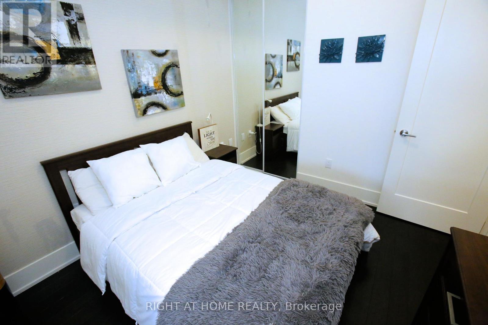 210 - 330 Richmond Street W, Toronto, Ontario  M5V 1X2 - Photo 4 - C12878332