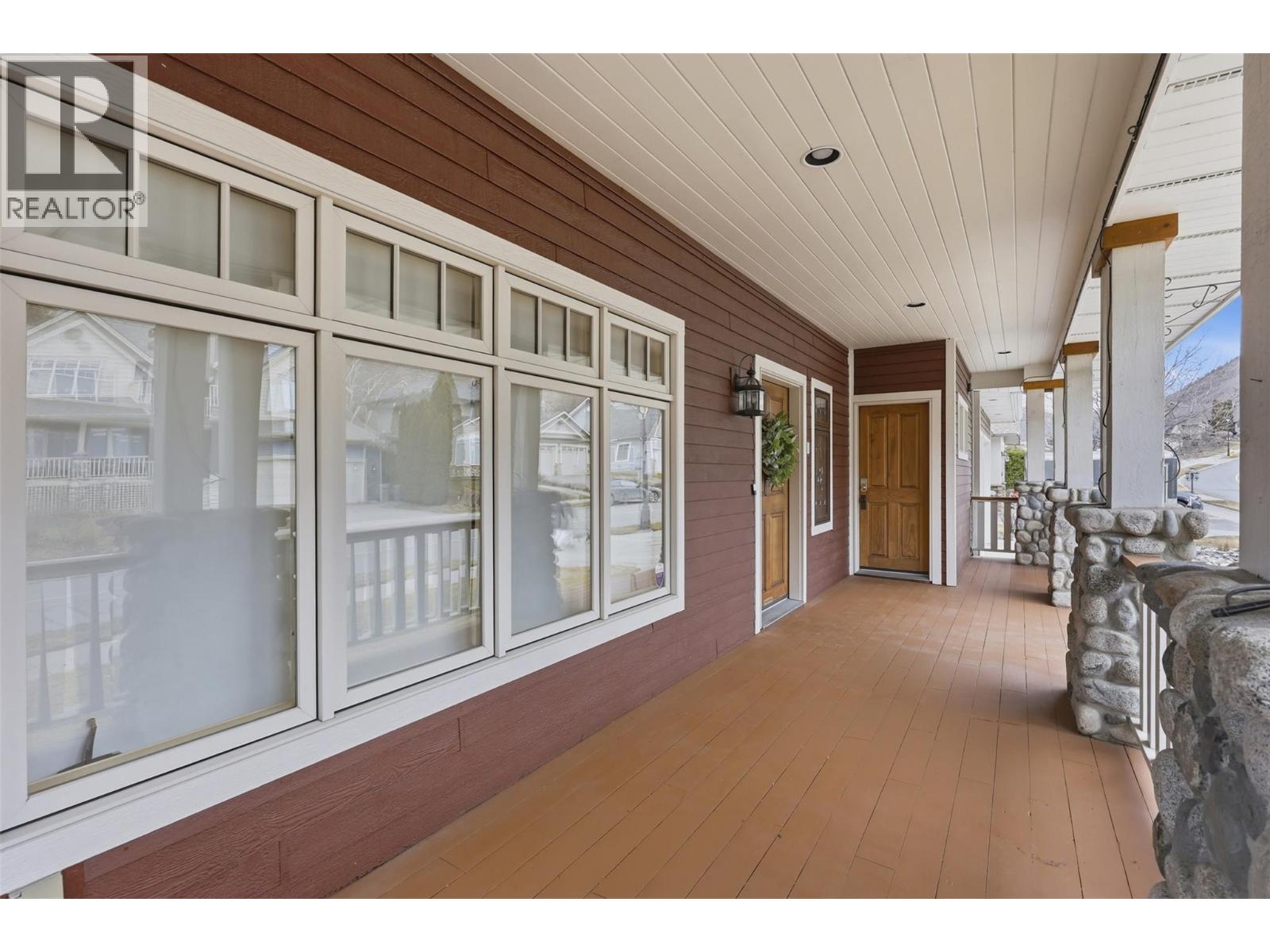 300 Mariposa Court, Kamloops, British Columbia  V2H 1R3 - Photo 4 - 10378707